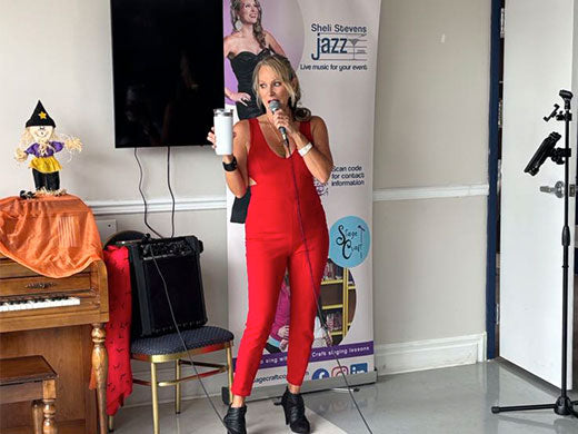 Sheli Stevens chante à la Résidence Manoir Gouin